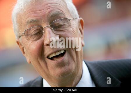 Football - Conférence de presse Aston Villa - Villa Park.Doug Ellis, président d'Aston Villa, suite à une conférence de presse à Villa Park, Birmingham. Banque D'Images