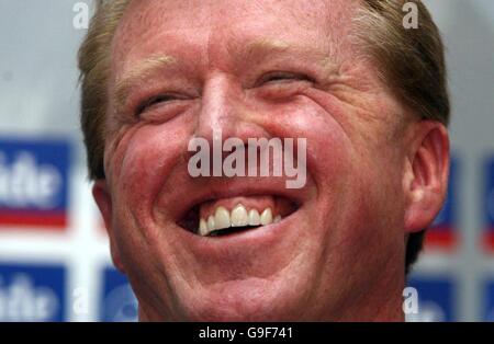 Soccer - Conférence de presse Steve McClaren - Londres.Le directeur de l'Angleterre, Steve McClaren, rit lors d'une conférence de presse à l'hôtel Landmark de Londres. Banque D'Images