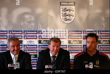 Le directeur de l'Angleterre Steve McClaren (au centre) est accompagné de son assistant Terry Venchers (à gauche) et du nouveau capitaine John Terry lors d'une conférence de presse à l'hôtel Landmark de Londres. Banque D'Images