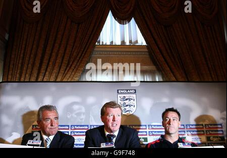 Le directeur de l'Angleterre Steve McClaren (au centre) est accompagné de son assistant Terry Venchers (à gauche) et du nouveau capitaine John Terry lors d'une conférence de presse à l'hôtel Landmark, à Londres. Banque D'Images