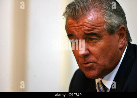 Soccer - Conférence de presse Steve McClaren - Londres.Terry Venactive, directeur adjoint de l'Angleterre, lors d'une conférence de presse à l'hôtel Landmark de Londres. Banque D'Images