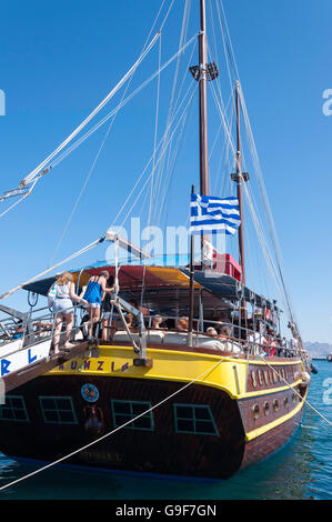 'Embarquement evimar' excursion bateau de croisière dans le port, la ville de Kos, Kos (Cos), du Dodécanèse, Grèce, région sud de la Mer Egée Banque D'Images