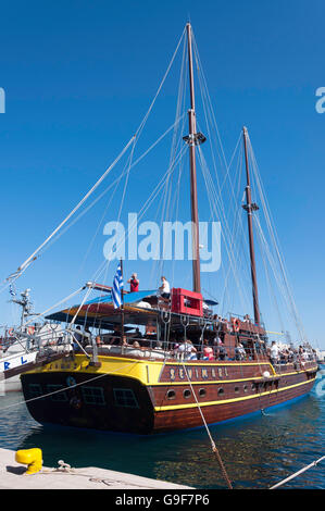 'Sevimar' excursion bateau de croisière dans le port, la ville de Kos, Kos (Cos), du Dodécanèse, Grèce, région sud de la Mer Egée Banque D'Images