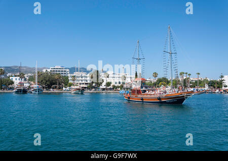 Excursion bateau de croisière dans le port, la ville de Kos, Kos (Cos), du Dodécanèse, Grèce, région sud de la Mer Egée Banque D'Images