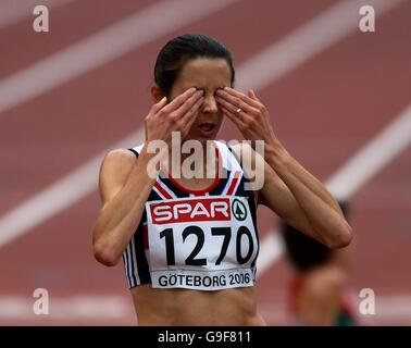 JO Pavey, en Grande-Bretagne, montre sa déjection après avoir terminé quatrième à la finale de 5000m lors des championnats européens d'athlétisme à Göteborg, en Suède. Banque D'Images