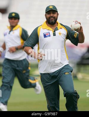 CRICKET - Pakistan net session - Londres.Le capitaine pakistanais Inzamam-ul-Haq pendant la séance de filets au Brit Oval, Kennington, Londres. Banque D'Images