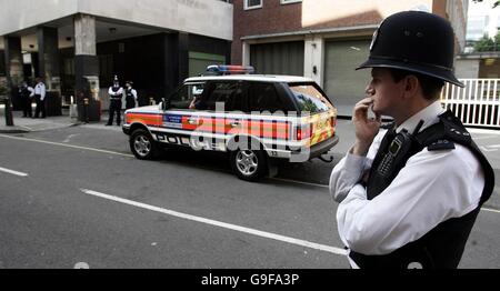 Un convoi de la police escorte onze suspects de terreur, dont une jeune mère d'un bébé de huit mois, à la ville de Westminster Magistrats Courty au sujet de la prétendue bombe aérienne. Banque D'Images