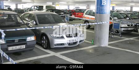 La BMW trouvés à Heathrow, recherché par la police dans le cadre de la découverte des corps trouvés à Cheadle Hulme, Greater Manchester, le dimanche soir. Banque D'Images