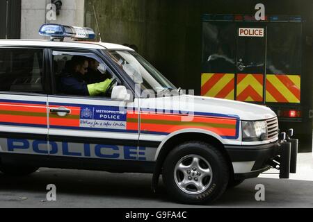 Un convoi de police escortant onze suspects de terreur, dont une jeune mère d'un bébé de huit mois, au tribunal de la ville de Westminster au sujet du complot présumé de la bombe aérienne. Banque D'Images