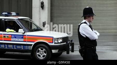 Un convoi de police escorte onze suspects de terreur, dont une jeune mère d'un bébé de huit mois, au tribunal de la ville de Westminster au sujet du complot présumé de la bombe aérienne. Banque D'Images