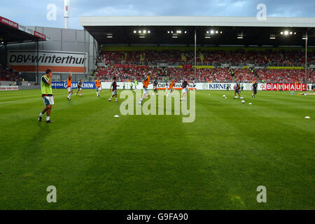 Football - amical - FSV Mayence 05 v Liverpool - Stade AM Bruchweg. FSV Mainz 05' et Liverpool s'échauffent avant le match Banque D'Images