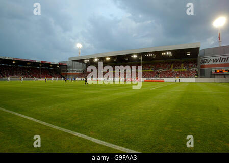 Football - amical - FSV Mayence 05 v Liverpool - Stade AM Bruchweg.FSV Mainz 05' et Liverpool pendant le match Banque D'Images