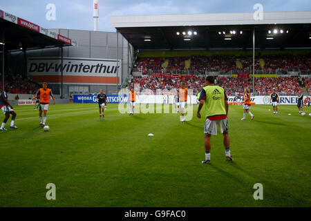 Football - amical - FSV Mayence 05 v Liverpool - Stade AM Bruchweg. FSV Mainz 05' et Liverpool s'échauffent avant le match Banque D'Images