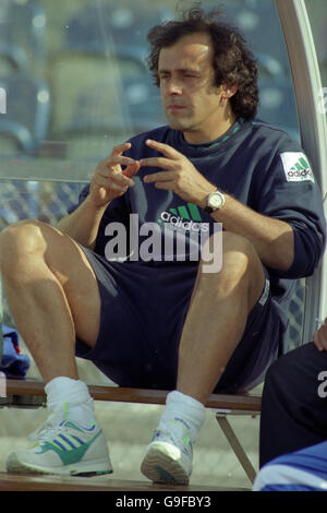 Football - Euro 92 Suède - Groupe 1 - Angleterre / France - Malmo Stadion, Malmo.MICHEL PLATINI, ENTRAÎNEUR DE L'ÉQUIPE DE FRANCE Banque D'Images