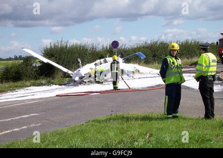 Le personnel des services d'urgence sur les lieux d'un petit avion s'écrase sur une petite route menant à l'A44 près de Oxford. Banque D'Images