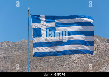 Greek National drapeau à port, Pothia (Pothaia), Kalymnos, Dodecanese, Région de l'Egée du Sud, Grèce Banque D'Images