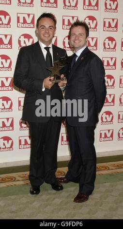 Le duo de comédie Ant McPartlin et DEC collectent le prix du meilleur spectacle de réalité pour I'm a Celebrity Obtenez-moi d'ici, aux prix TV Quick et TV Choice Awards au Dorchester Hotel, dans le centre de Londres. Banque D'Images