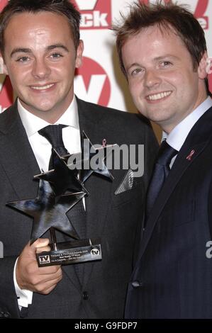 Le duo de comédie Ant et DEC reçoivent le prix du meilleur spectacle de réalité pour Je suis une célébrité Obtenez-moi d'ici, aux prix TV Quick et TV Choice Awards au Dorchester Hotel, dans le centre de Londres. Banque D'Images