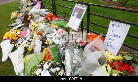 Fleurs et hommages sont laissés à l'extérieur de RAF Kinloss, en Écosse. Banque D'Images