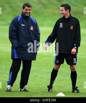 Roy Keane, nouveau directeur du Sunderland (à gauche), avec Tony Loughlan, entraîneur-chef, lors d'une séance de formation à l'Academy of Light à Sunderland. Banque D'Images