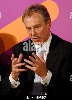 De Premier ministre britannique Tony Blair donne un discours sur l'exclusion sociale à l'hôtel de folk, New Earswick dans New York. Banque D'Images