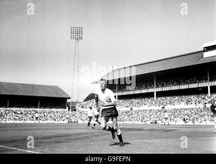 Football - football League Division One - Tottenham Hotspur v Leeds United. Mike England, Tottenham Hotspur Banque D'Images