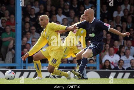 Football - Coca-Cola Championship - Southend / Sheffield mercredi - Roots Hall Stadium - Southend-on-Sea.Deon Burton de Sheffield Wednesday et Adam Barrett de Southend lors du match de championnat Coca-Cola au Roots Hall Stadium, Southend-on-Sea. Banque D'Images