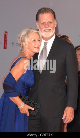 AP OUT Dame Helen Mirren et son mari Taylor Hackford arrivent pour les Golden Lion Awards au Palazzo del Casino à Venise, Italie, pendant le festival du film de Venise. Banque D'Images