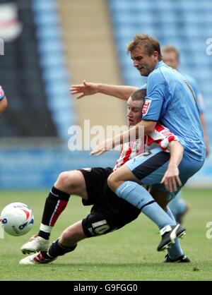 Stephen Elliott (L) de Sunderland défie Matt Heath de Coventry lors du match de championnat Coca-Cola à Ricoh Arena, Coventry. Banque D'Images