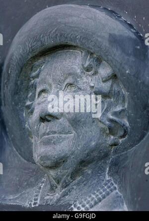 Un gros plan du mémorial dévoilé par le prince de Galles et la duchesse de Cornwall à la mémoire de sa grand-mère, la reine Elizabeth, la reine mère à l'église Canisbay de Caithness. Banque D'Images