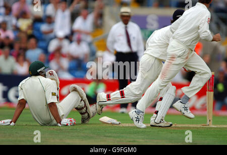 L'Angleterre se précipite pour féliciter Monty Panesar en tant que capitaine Inzaman du Pakistan ul-Haq est sorti pour 26 après avoir frappé son propre cricket Banque D'Images