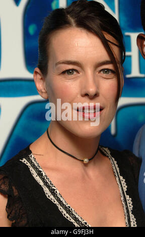 Olivia Williams arrive pour la première de Lady in the Water, au cinéma vue à Londres. Date de la photo: Mardi 8 août 2006..crédit photo devrait se lire: Ian West/PA Banque D'Images