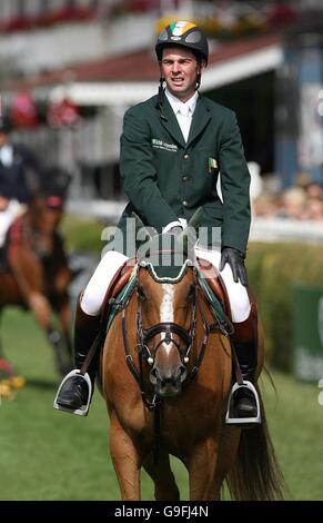 Ireland's Cian O'Connor sur son cheval Irish Independant Echo Beach lors du Failte Ireland Dublin Horse Show au RDS à Dublin, Irlande. Banque D'Images