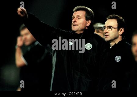 Martin O'Neill (à droite), le directeur de Celtic, et Steve, son directeur adjoint Walford (à gauche) regarde le jeu depuis la ligne de contact Banque D'Images