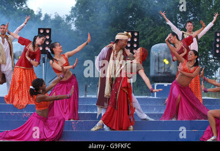 Bollywood Steps se présente au 2006 London Mela à Gunnersbury Park, à l'ouest de Londres.Bollywood Steps se présente au 2006 London Mela à Gunnersbury Park, à l'ouest de Londres. Banque D'Images