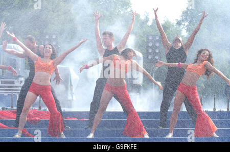 Effectuer les étapes de Bollywood à la London Mela 2006 à Gunnersbury Park, à l'ouest de Londres. Banque D'Images