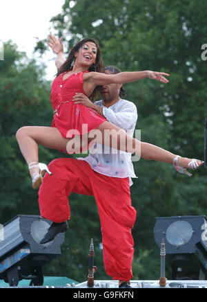 Effectuer les étapes de Bollywood à la London Mela 2006 à Gunnersbury Park, à l'ouest de Londres. Banque D'Images