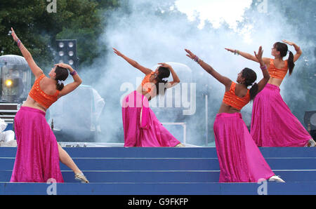 Effectuer les étapes de Bollywood à la London Mela 2006 à Gunnersbury Park, à l'ouest de Londres. Banque D'Images