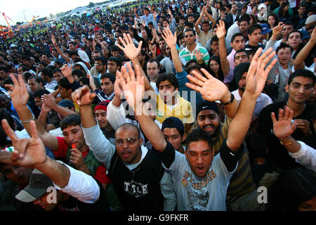 La foule montre qu'elle apprécie à l'effectuer les étapes de Bollywood 2006 London Mela à Gunnersbury Park, à l'ouest de Londres. Banque D'Images