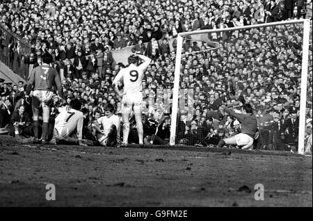 Alex Stepney, gardien de but de Manchester United (r), prend ses commandes en tant que coéquipier Tony Dunne (l) et Peter Lorimer, Allan Clarke et Mick Jones, de Leeds United (l-r), attendent la décision de l'arbitre Banque D'Images