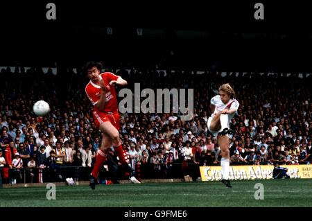 Football - Ligue de football Division 1 - Crystal Palace et Middlesbrough.Tony McAndrew de Middlesbrough (l) tente de bloquer une photo de Neil Smillie (r) du Crystal Palace Banque D'Images