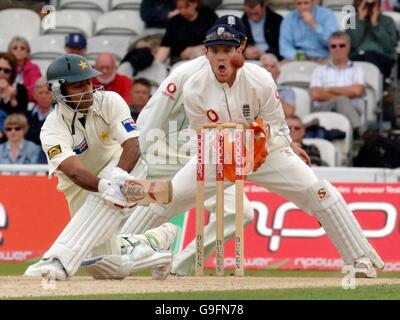 Le batteur du Pakistan Mohammad Hafeez balaye une balle tandis que le gardien de cricket de l'Angleterre Chris Read regarde pendant la deuxième journée du quatrième test NPower entre l'Angleterre et le Pakistan, au Brit Oval, Kennington, Londres. Banque D'Images