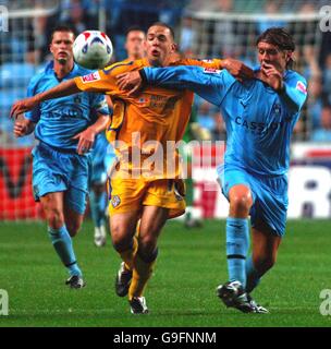 Elliott Ward de Coventry (à droite) et Matt Fryatt de Leicester City se disputent le ballon pendant le match de championnat Coca-Cola entre Coventry City et Leicester City à la Ricoh Arena, Banque D'Images