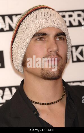 Charlie Simpson de Fightstar arrive sur le tapis rouge. Banque D'Images