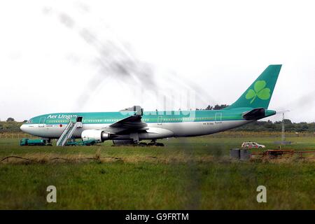 Un avion Aer Lingus est relié à l'aéroport de Shannon à Co Clare après qu'il a été l'objet d'une alerte de sécurité. Banque D'Images