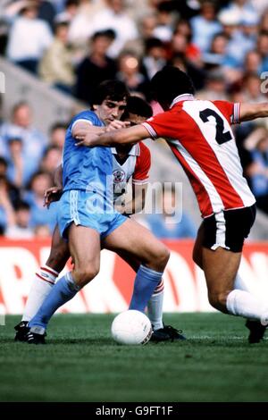 Football - Ligue de football Division 1 - Manchester City / Southampton.Kevin Reeves (l) de Manchester City est fermé par Reuben Agboola (caché) et Ivan Golac (r) de Southampton Banque D'Images