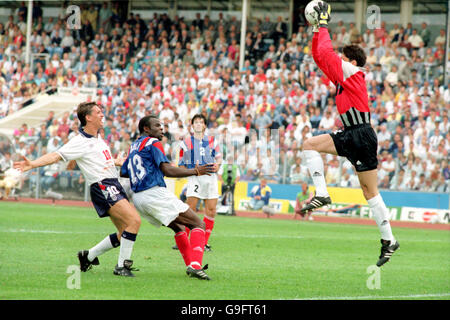 Football - Euro 92 Suède - Groupe 1 - Angleterre / France - Malmo Stadion, Malmo.Le tir de Gary Linekers en Angleterre au but est arrêté mon arrêté par Basile Boli et le gardien de but Bruno Martini de France Banque D'Images