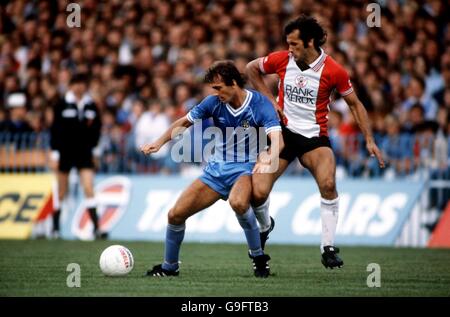 Trevor Francis de Manchester City (l) protège le ballon de Southampton Ivan Golac (r) Banque D'Images