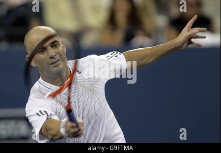 American Andre Agassi en action lors de son premier match contre Andrei Pavel dans l'US Open à Flushing Meadow, New York. Après le tournoi il est de prendre sa retraite du tennis. Banque D'Images