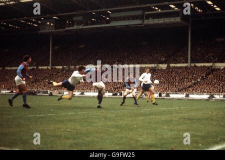 Martin Chivers de Tottenham Hotspur (r) se déplace pour convertir une croix, regardée par Brian Godfrey (c) d'Aston Villa et Fred Turnbull (deuxième r), après que le coéquipier Martin Peters (deuxième l) s'est jeté au ballon Banque D'Images